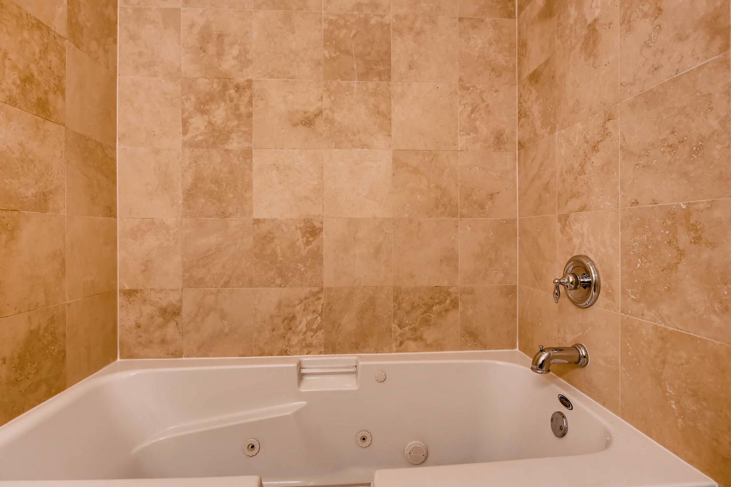 1234 west argyle st apt 3M-large-024-21-Bathroom-1500x1000-72dpi.jpg
