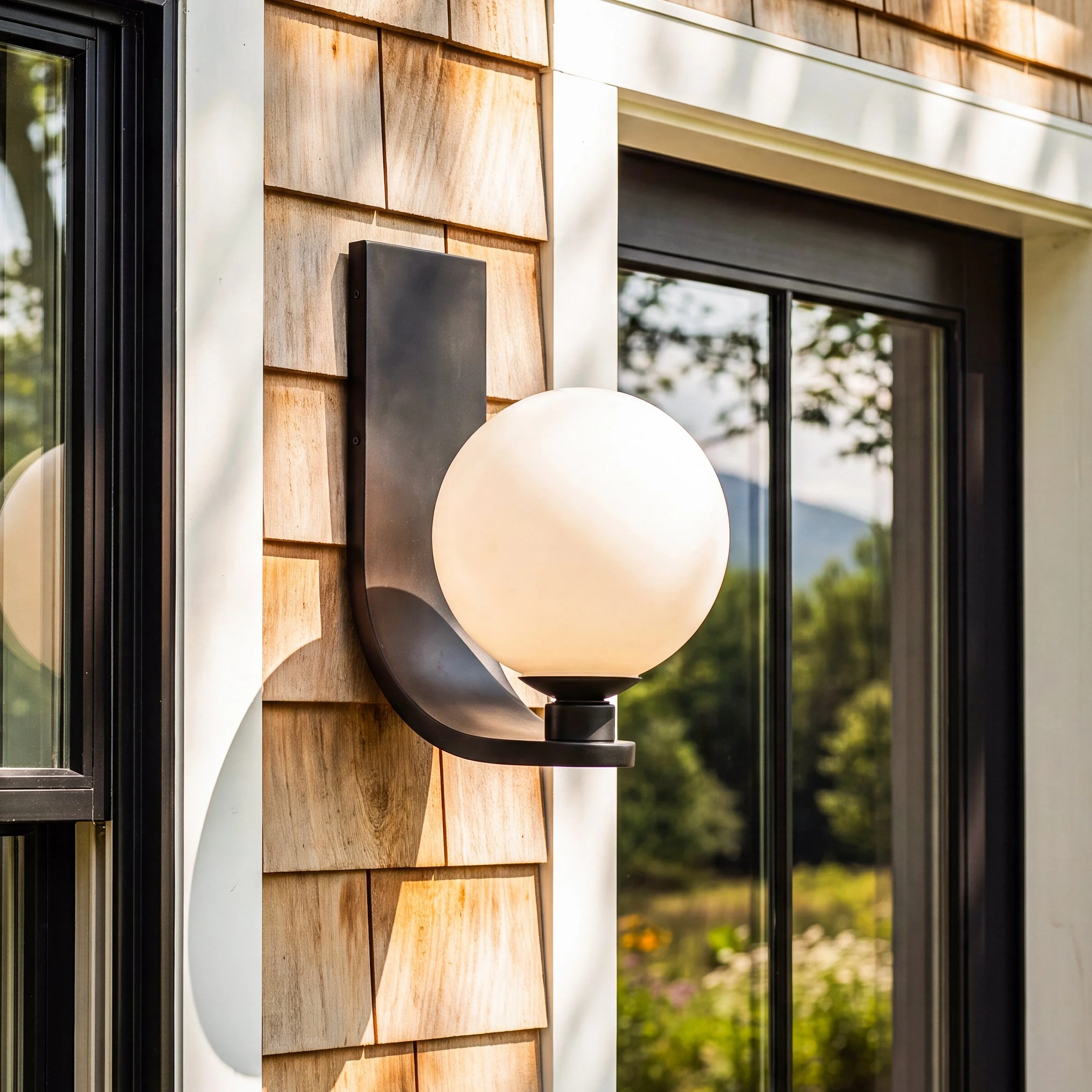 Light_mounted_beside_door_4K_202607290723.jpeg