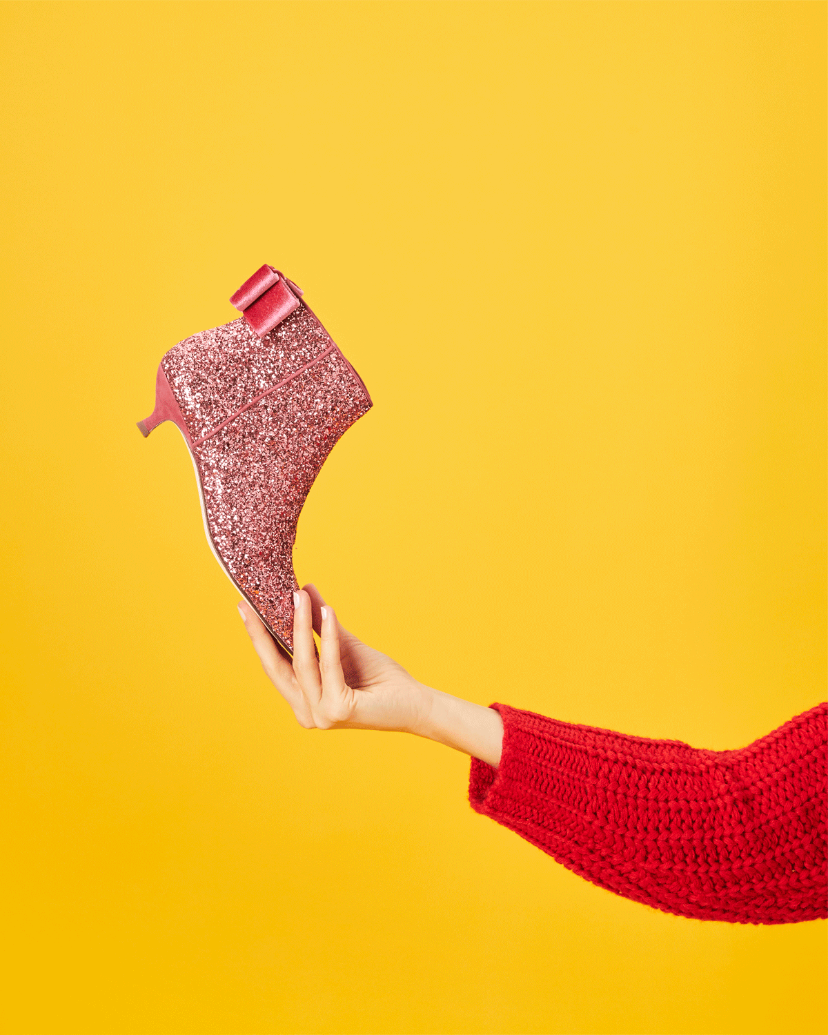 14_Glitter_Shoes2_0069_4x5_JA01.gif