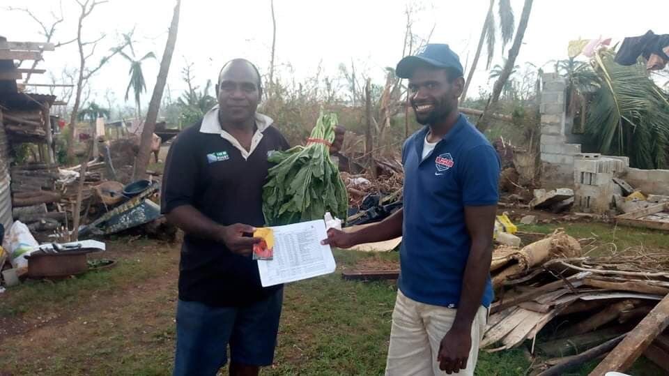  Handing out food, seeds, and a seasonal calendar to families that lost their homes during the cyclone. 