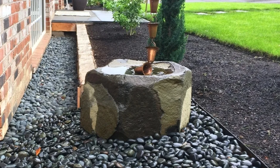  The rain water drainage is hidden below a contemporary dry pond edged with steel. 