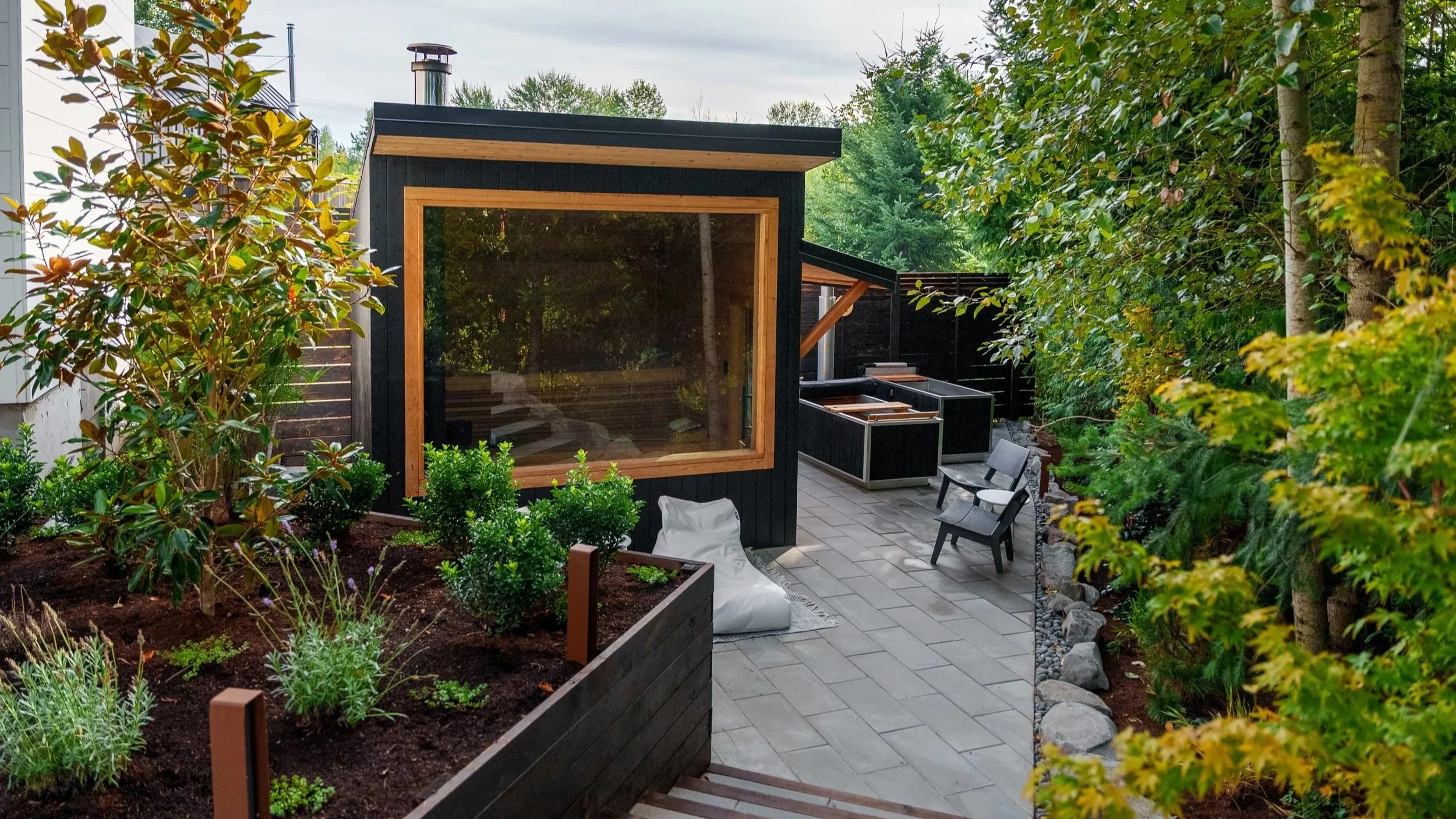 Sauna in a Japanese-inspired garden by Ross NW Watergardens
