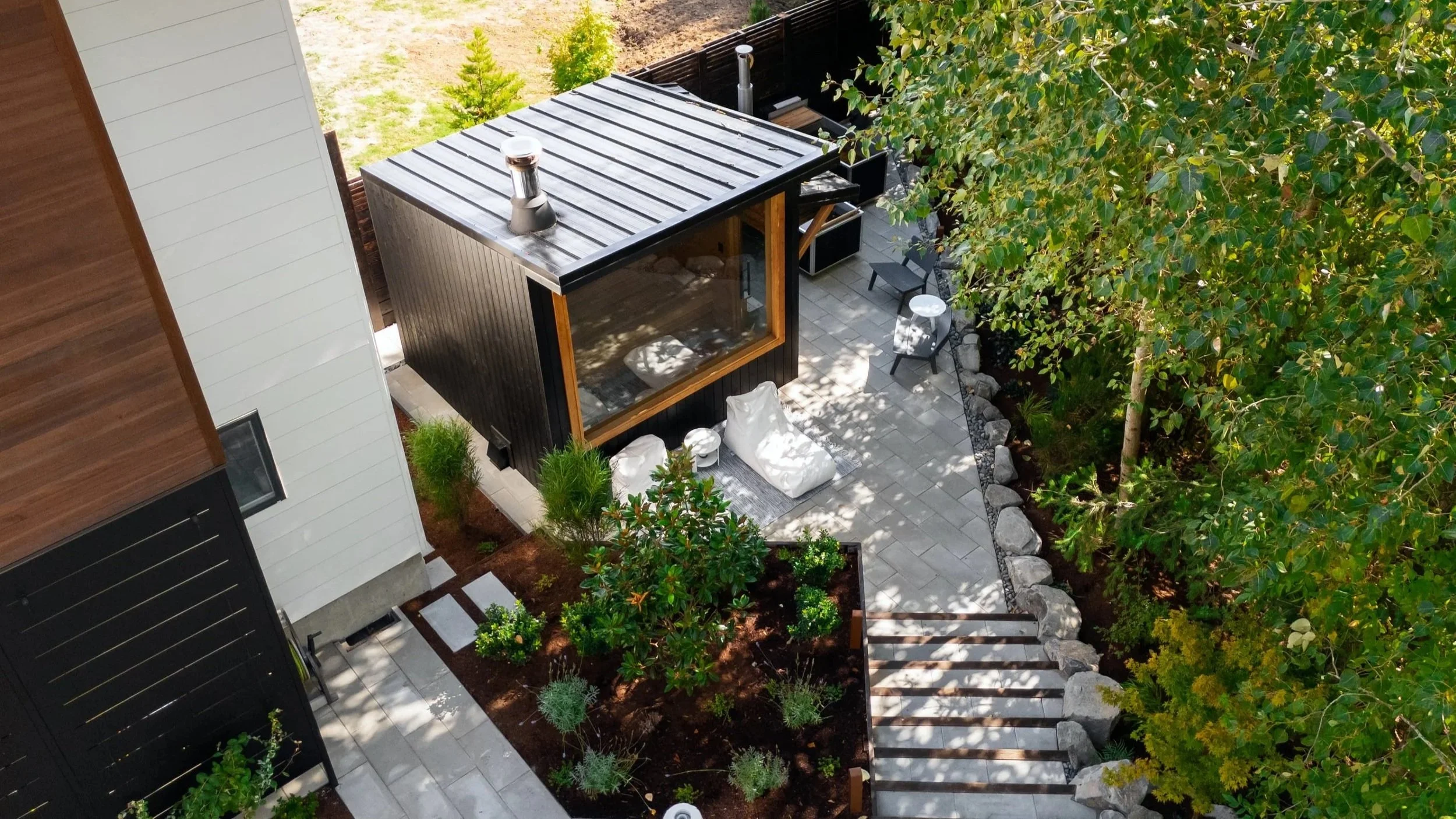 Sauna in a Japanese-inspired garden