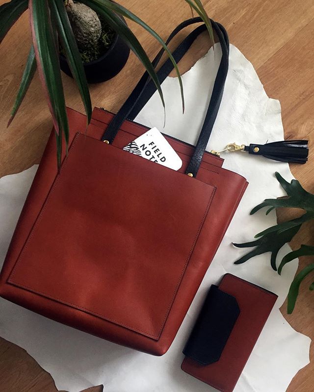 Hand made by a couple of friends in Portland 👜 and perfect for toting around your laptop, business papers, and that old banana you forgot about! 🍌🤦🏾&zwj;♀️
#madeinamerica #leathergoods #fieldnotes #madeinportland #renegadecraftfair #limitededitio