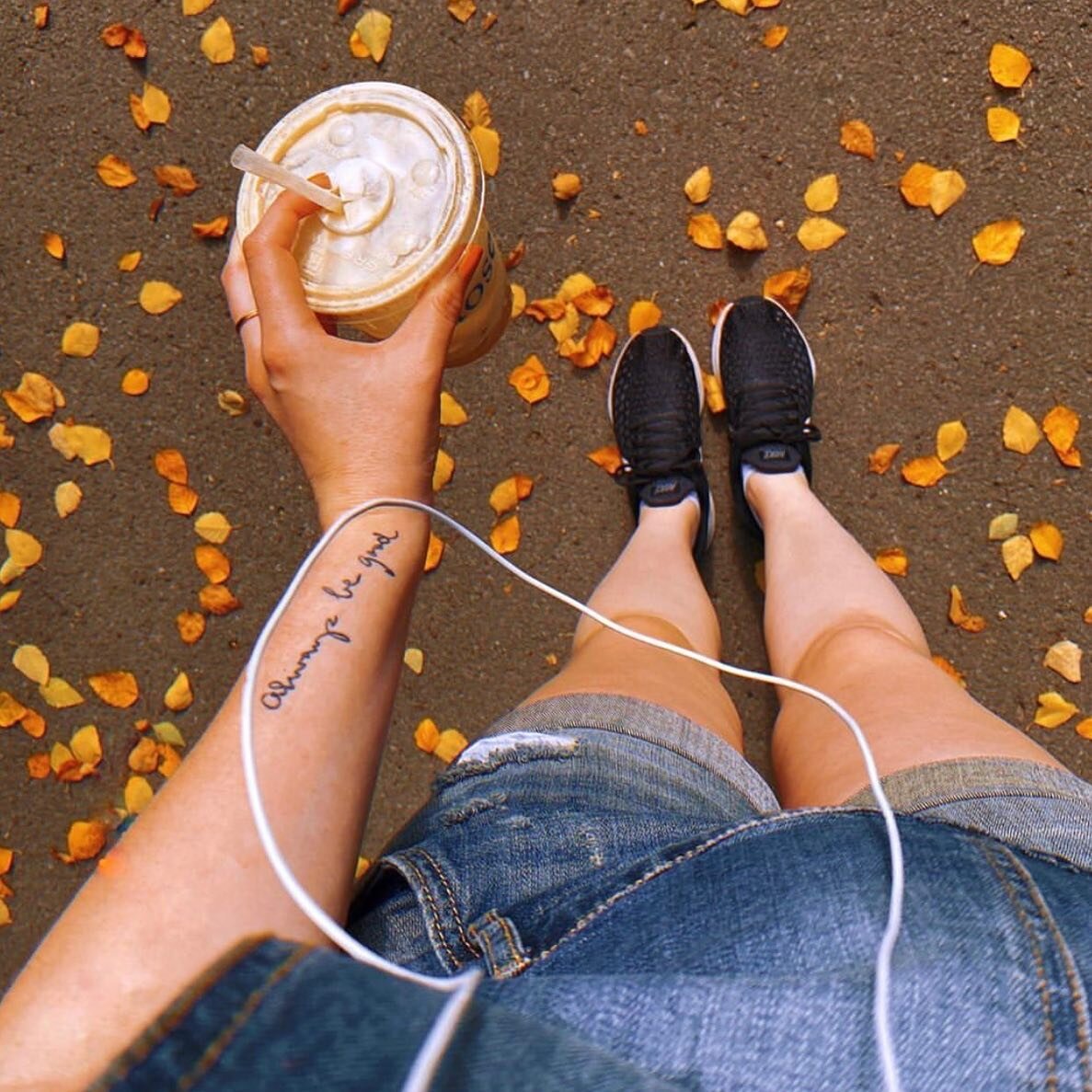 Fall essentials.⁣
⁣
📸: @keelifaith⁣
⁣
#coffeeshopcorners #nashbrews #nashvilletn #nashvilleblogger #nashvillephotographer #nashvilleguide #nashvillecoffee #nashvilleexplorersclub #ilovecoffee #coffeebar #coffeelover #coffeeshopvibes #coffee #butfirs