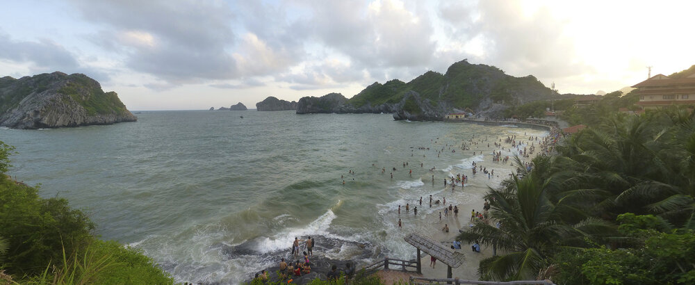 Cat Ba Sunrise Resort - Beach Side!