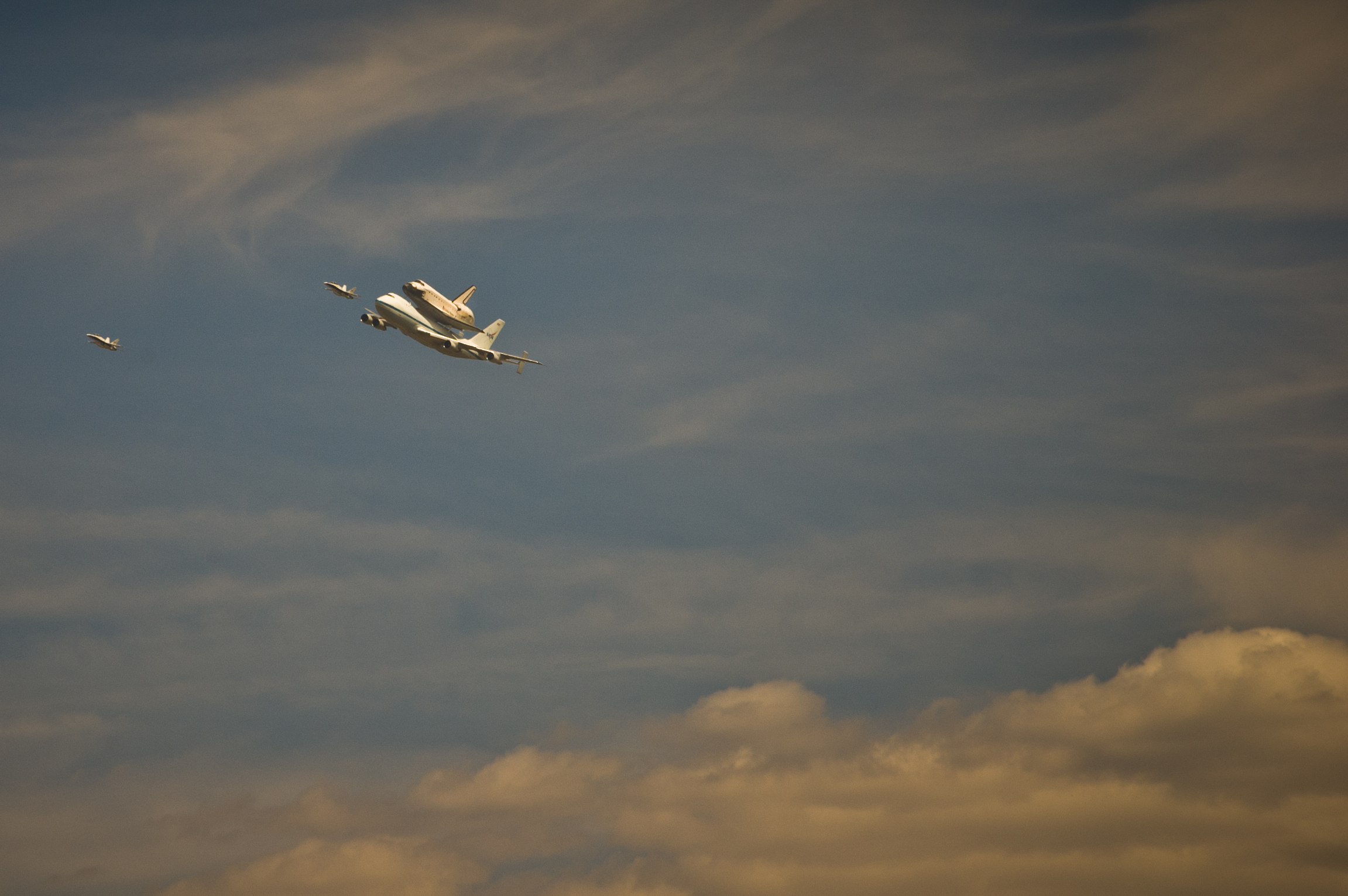 Endeavor over LA-20120921063-012.jpg