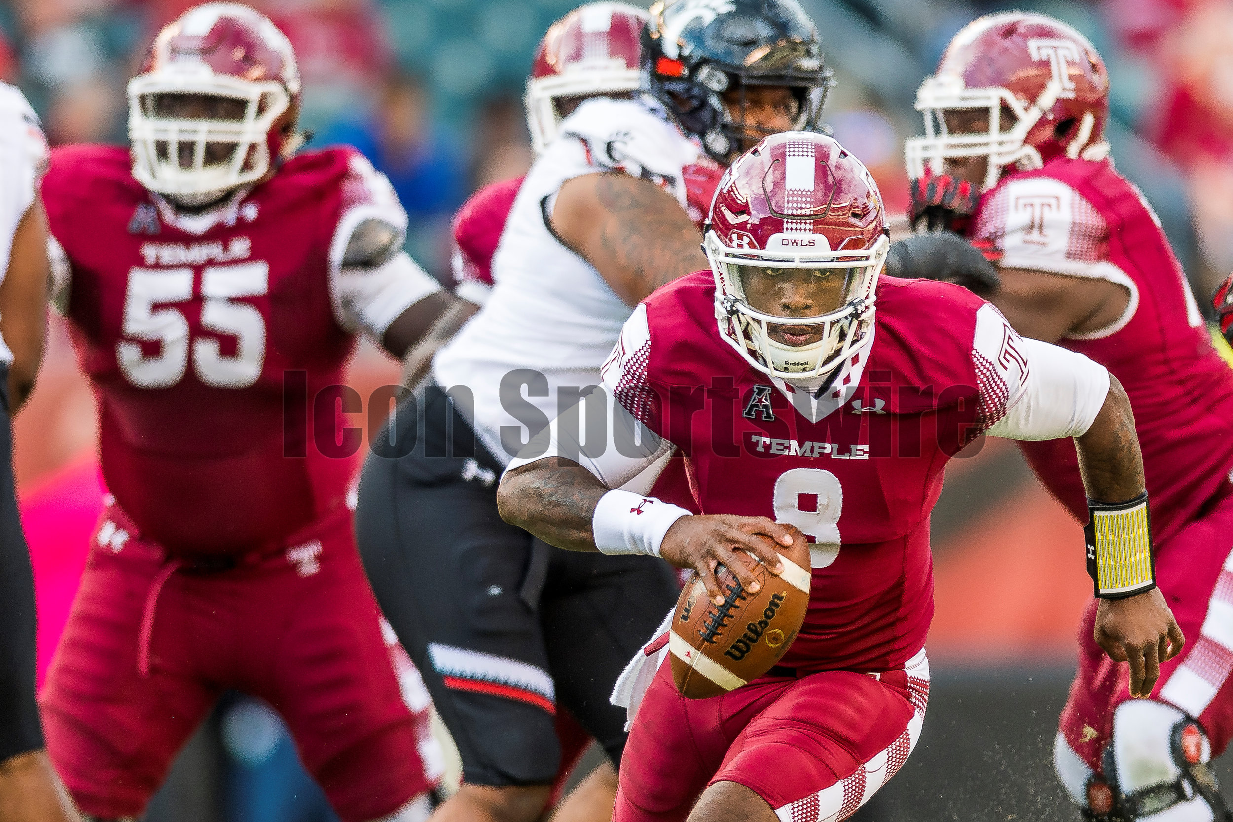  PHILADELPHIA, PA - OCTOBER 29: Temple Owls quarterback Phillip Walker (8) drives up the middle on his own during the game between the Cincinnati Bearcats and the Temple Owls on October 29, 2016, at Lincoln Financial Field in Philadelphia, PA. (Photo
