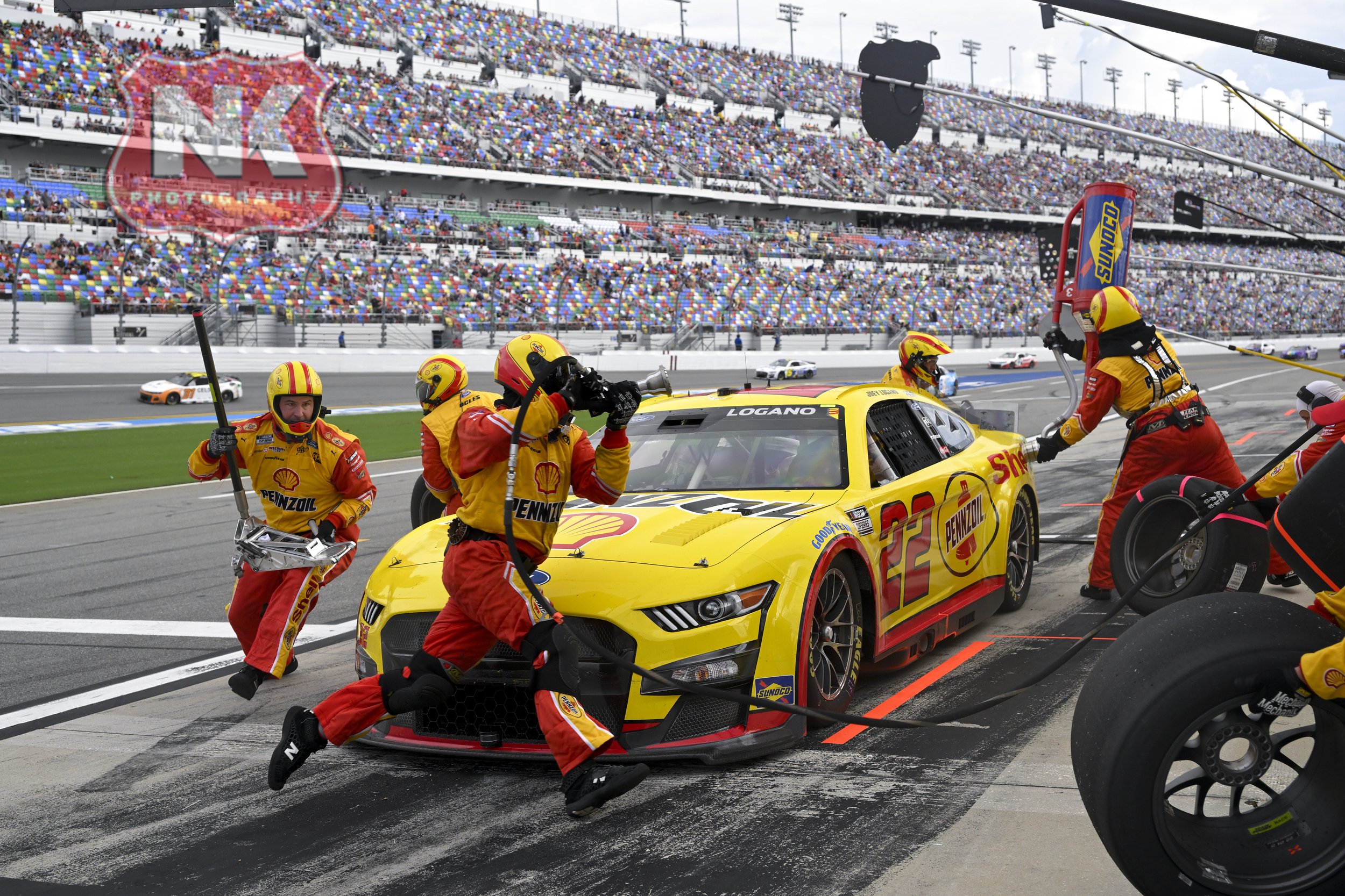 #22: Joey Logano, Team Penske, Shell Pennzoil Ford Mustang during the NASCAR Cup Series  Coke Zero Sugar 400 at Daytona International Speedway, Pit Stop