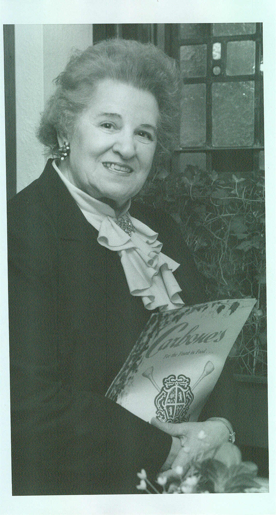 minnie carbone carbone's first waitress 1940 to 1995.jpg