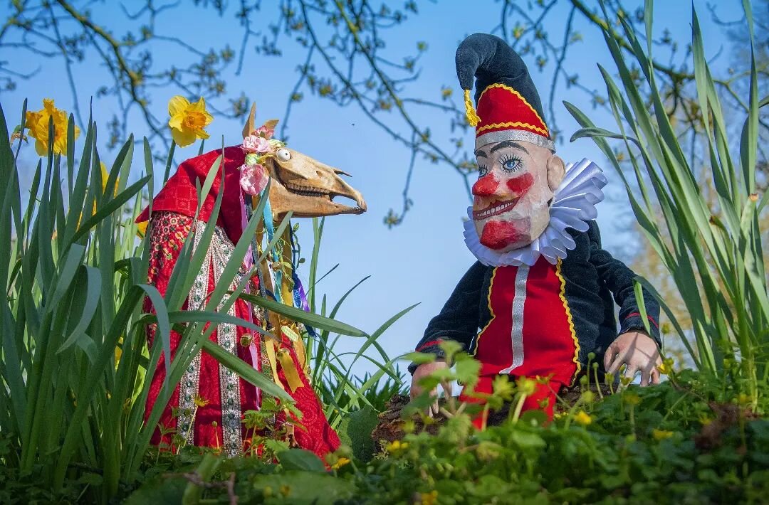 'Daffodils Mare-E!' exclaimed Mr Punch.

Mare-E considered this outburst to be a celebration of Spring in bloom. 

#toyart @toyartuk #folklorethursday #folklore #folkhorror #dollphotography #dollart #marilwyd #MrPunch #contemporaryart #WyldheartAndWr
