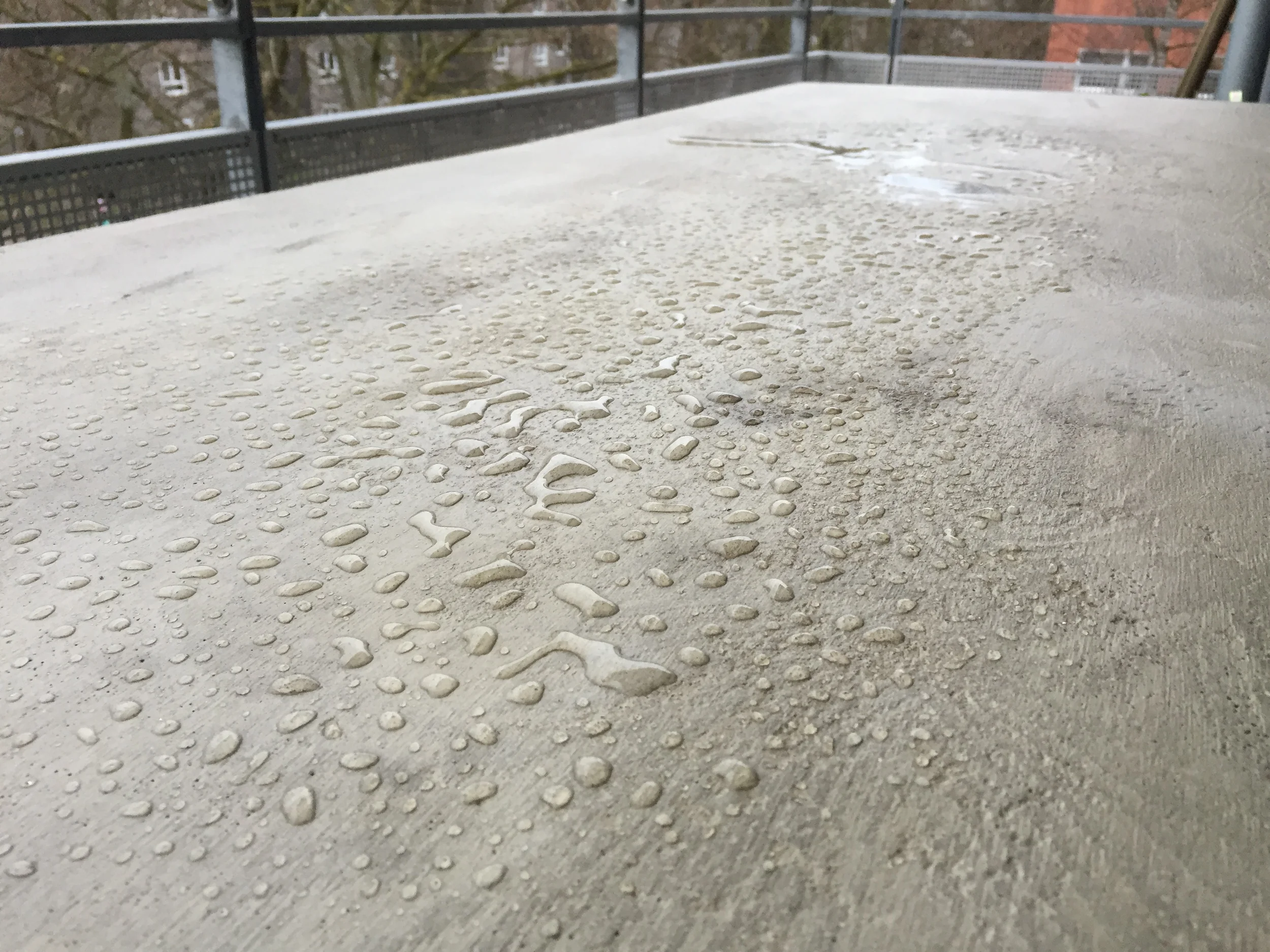  Oberfläche wurde veredelt und ist wasserabweisend. 