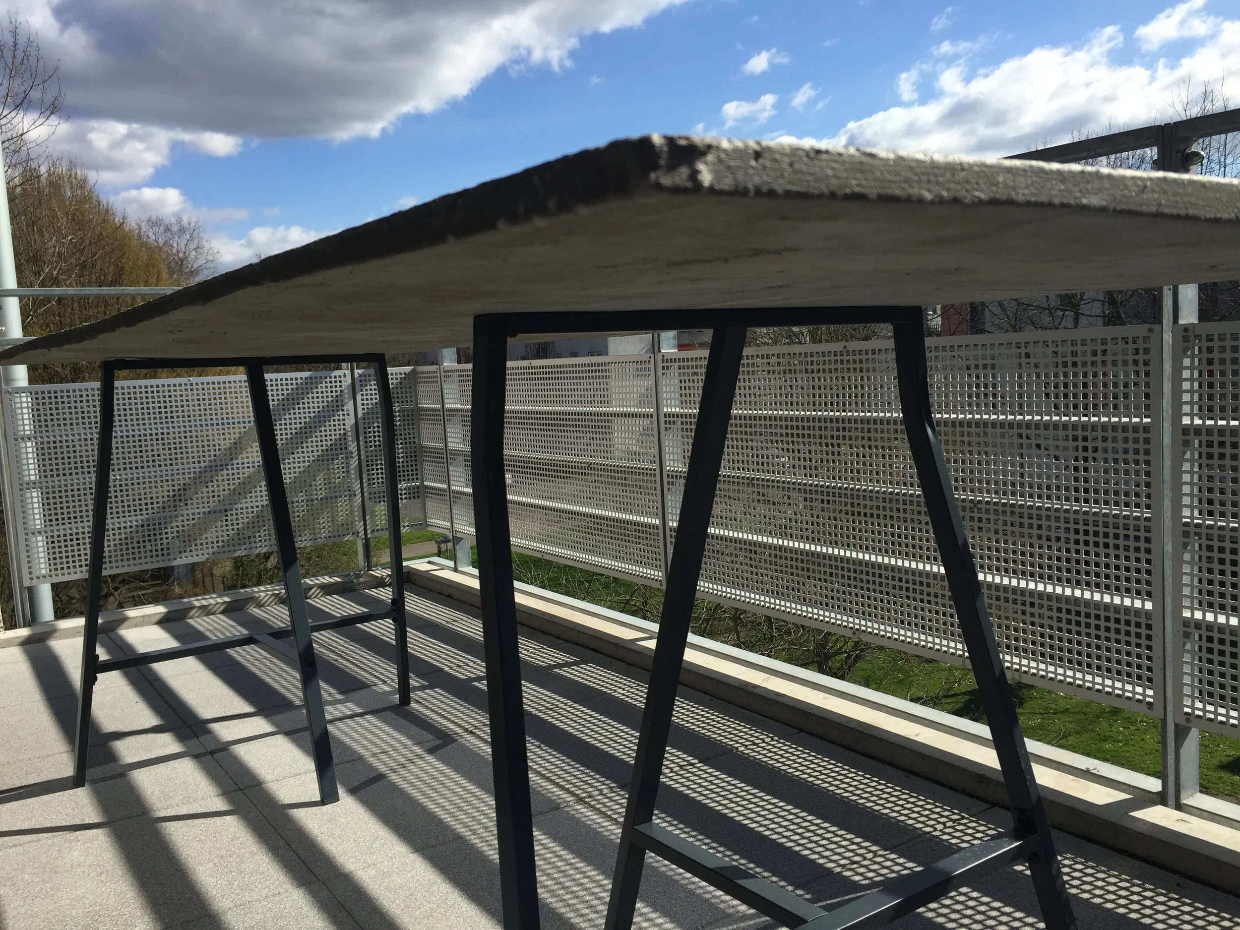  Tischgestellt und Platte ohne zusätzlichen Querträger 