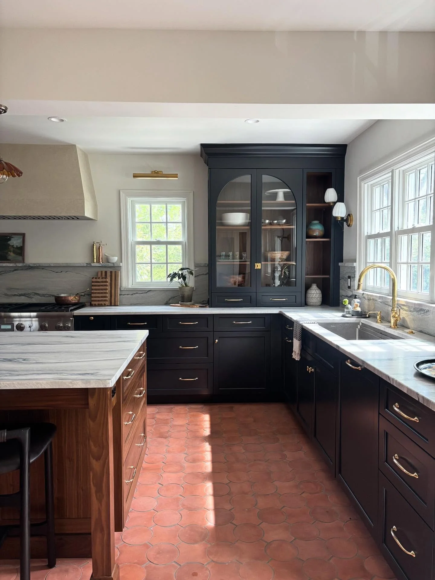 The heart of the home just got a major glow up. ✨ Swipe for more!

#kitchenremodel #njbuilder #njcontractor #summitnj homerenovation 

General Contractor: @rgh_development 
Cabinets by: @mousercabinetry
Accessories by: @stylecomfortfunction