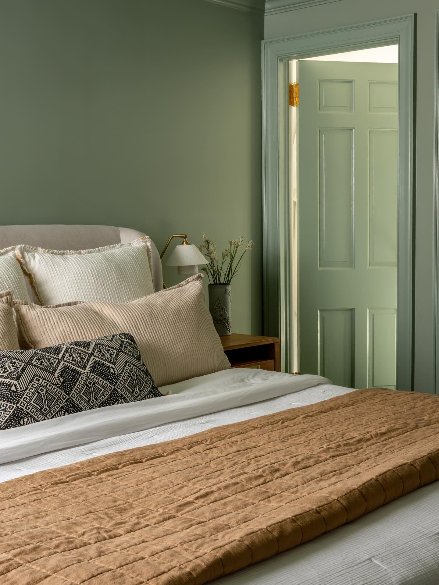 Color drenched &amp; custom built. 🎨✨
From top to bottom, we transformed this bedroom into a cozy space you wouldn&rsquo;t want to leave!
Highlights:
🪚 Custom built-in closet system
🪟 Custom window trim &amp; radiator covers
🎨 Full-room color dre