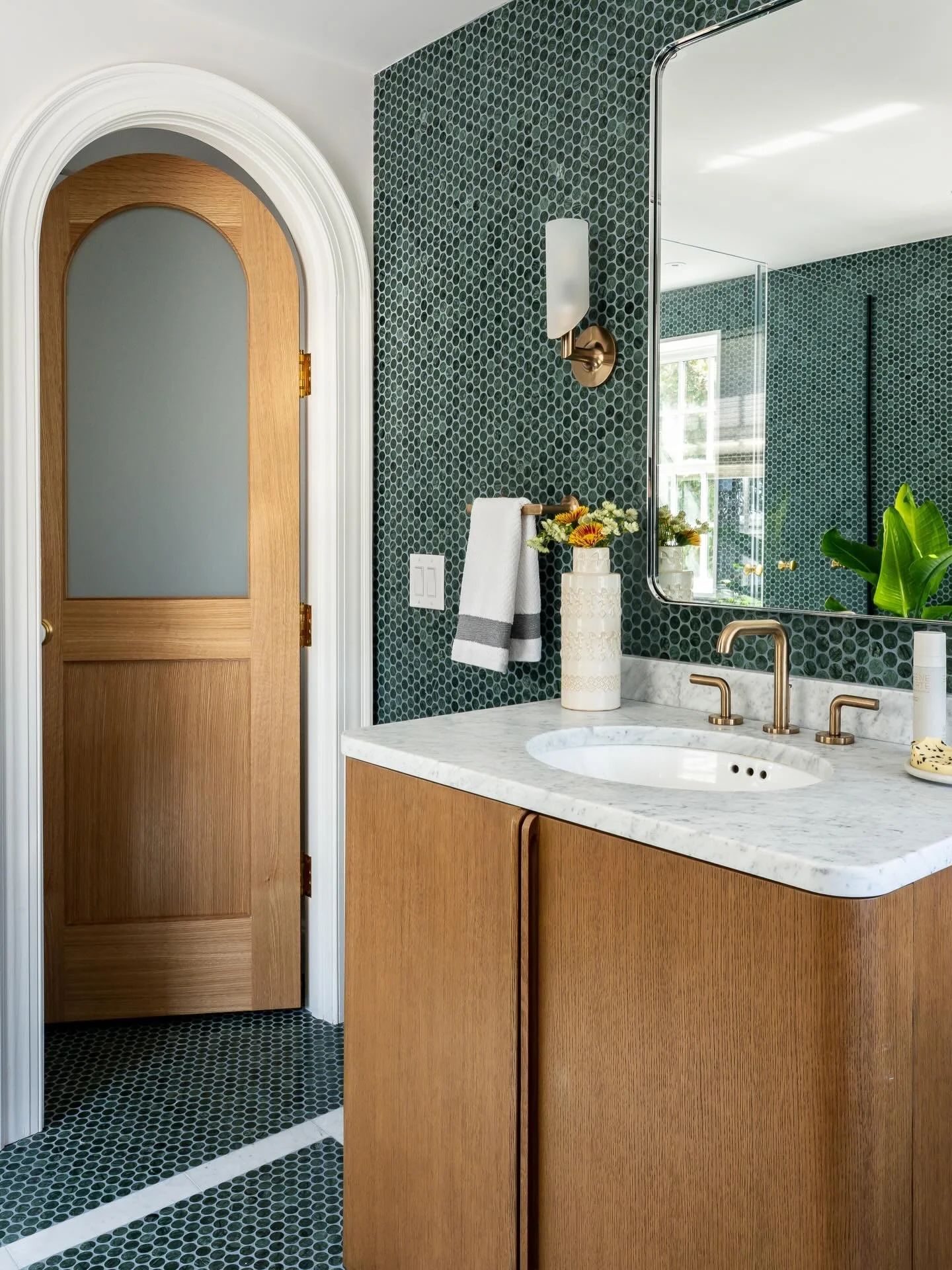 Turning the ordinary into the extraordinary. ✨ This arched doorway and trim were the perfect transition into the clients new private sanctuary.🚽 A little slice of calm in this bathroom makeover. ✨

#bathroommakeover #bathroominspo #archeddoor #trimw