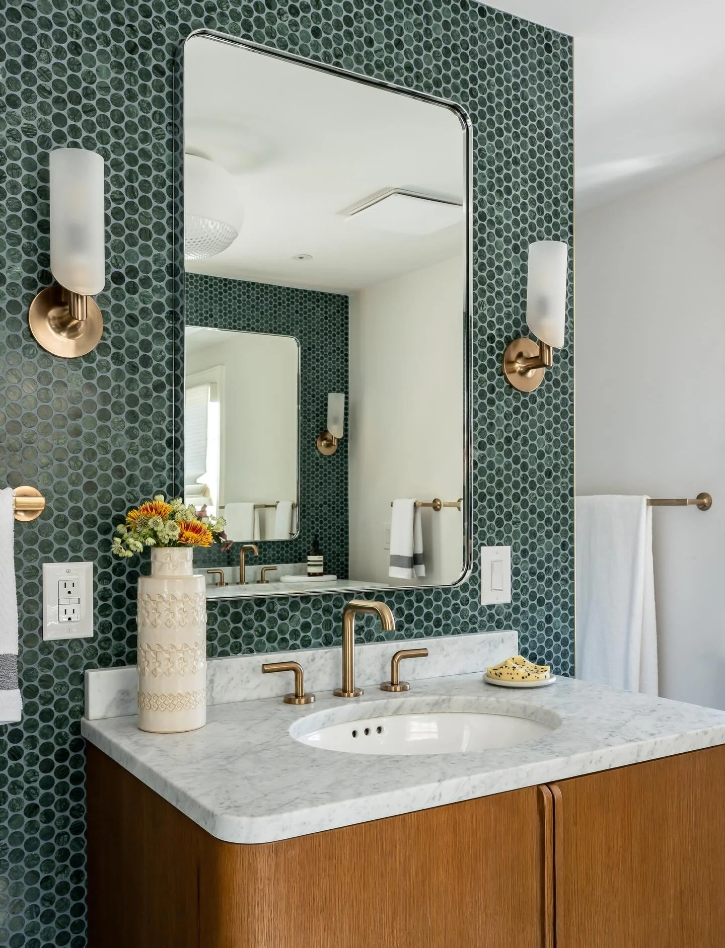 A moment for these his and hers vanities. The penny tile installed from floor to ceiling really allows these two vanities to pop in the space! 

#bathroomrenovation #pennytile #bathroomremodel #vanities #njcontractor 

Architecture and Design by: @du