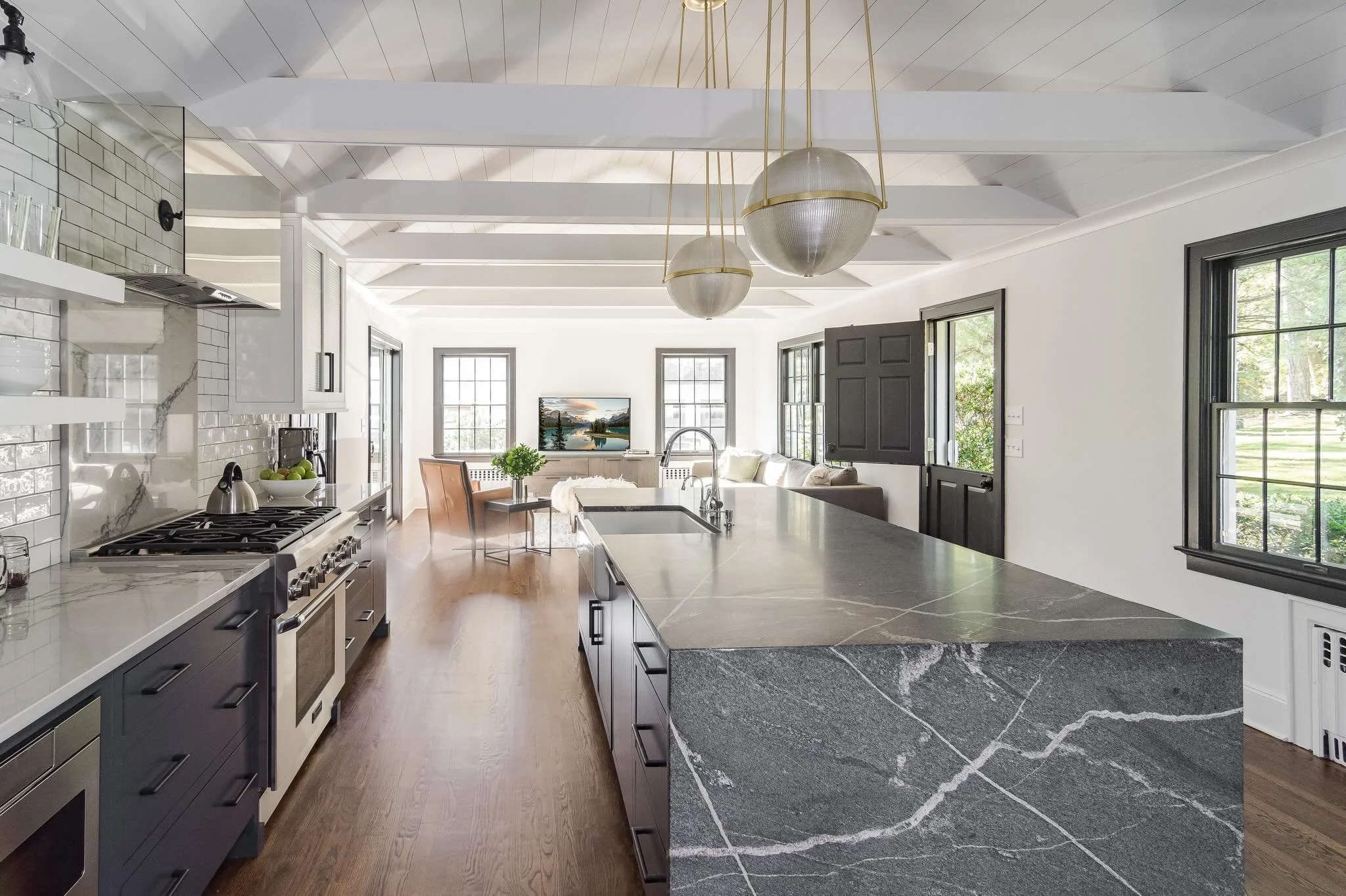 Open concept, done right. Where kitchen and living blend seamlessly. 💫 

#kitchenrenovations #homerenovation #homeremodel #njcontractor #openconceptkitchen