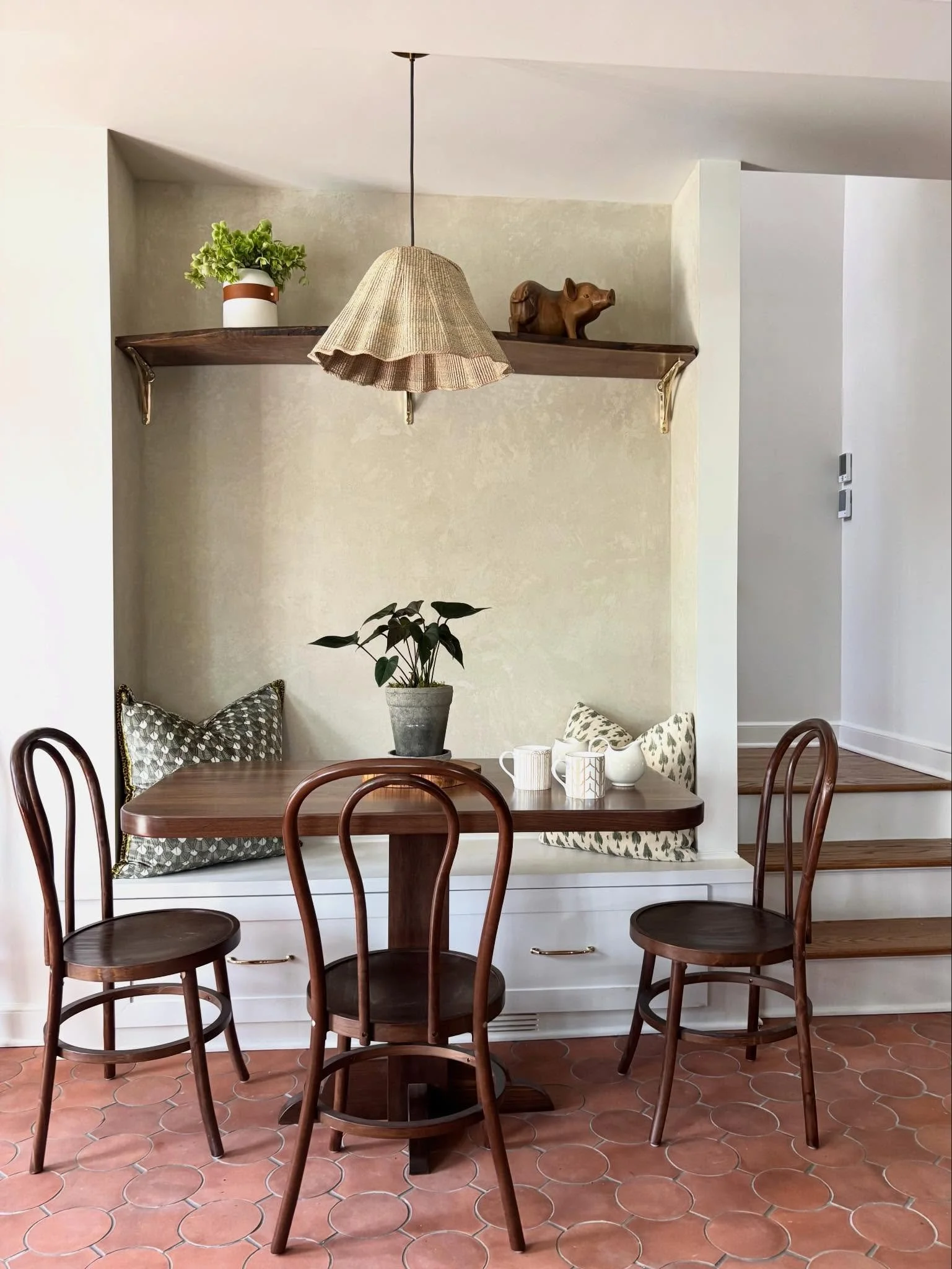 Custom wood finishes meets soft plaster walls to create a breakfast nook that feels as grounded as it looks. 💫 ☕️ 

#breakfastnook #summitnj #kitchentable #plasterwalls #kitchenrenovation