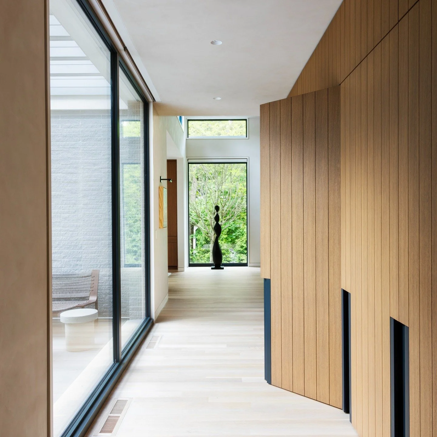 Welcome home. The coat closet, powder room and pantry occupy a central wood clad volume in the entryway to our Livingston House project. Custom metal pulls provide both access and rhythmic contrast in the face of the millwork.

built by @rthbuildingc