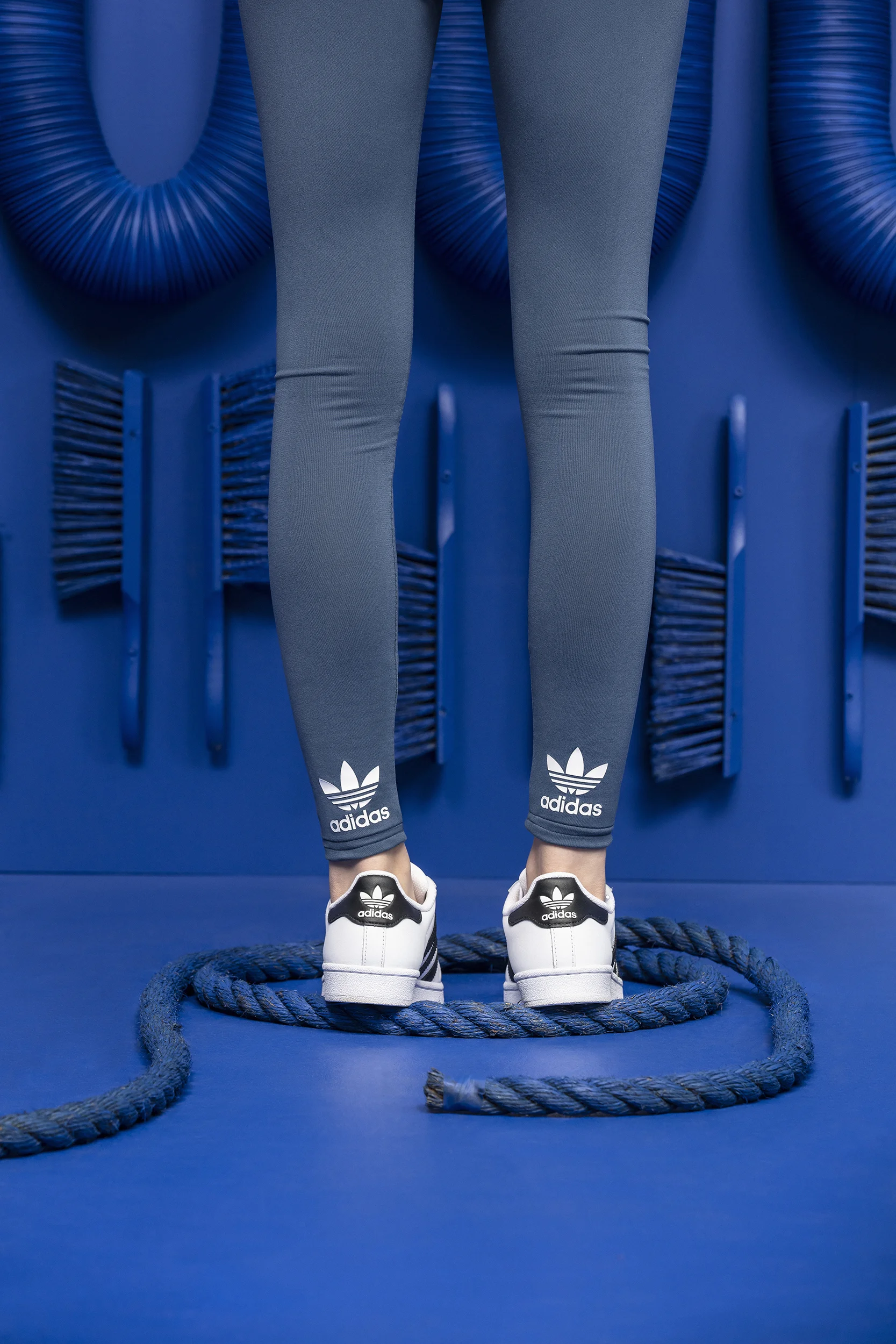 FW18_ADICOLOR_DTC_FEMALE_BLUE_1_4128_2500.jpg