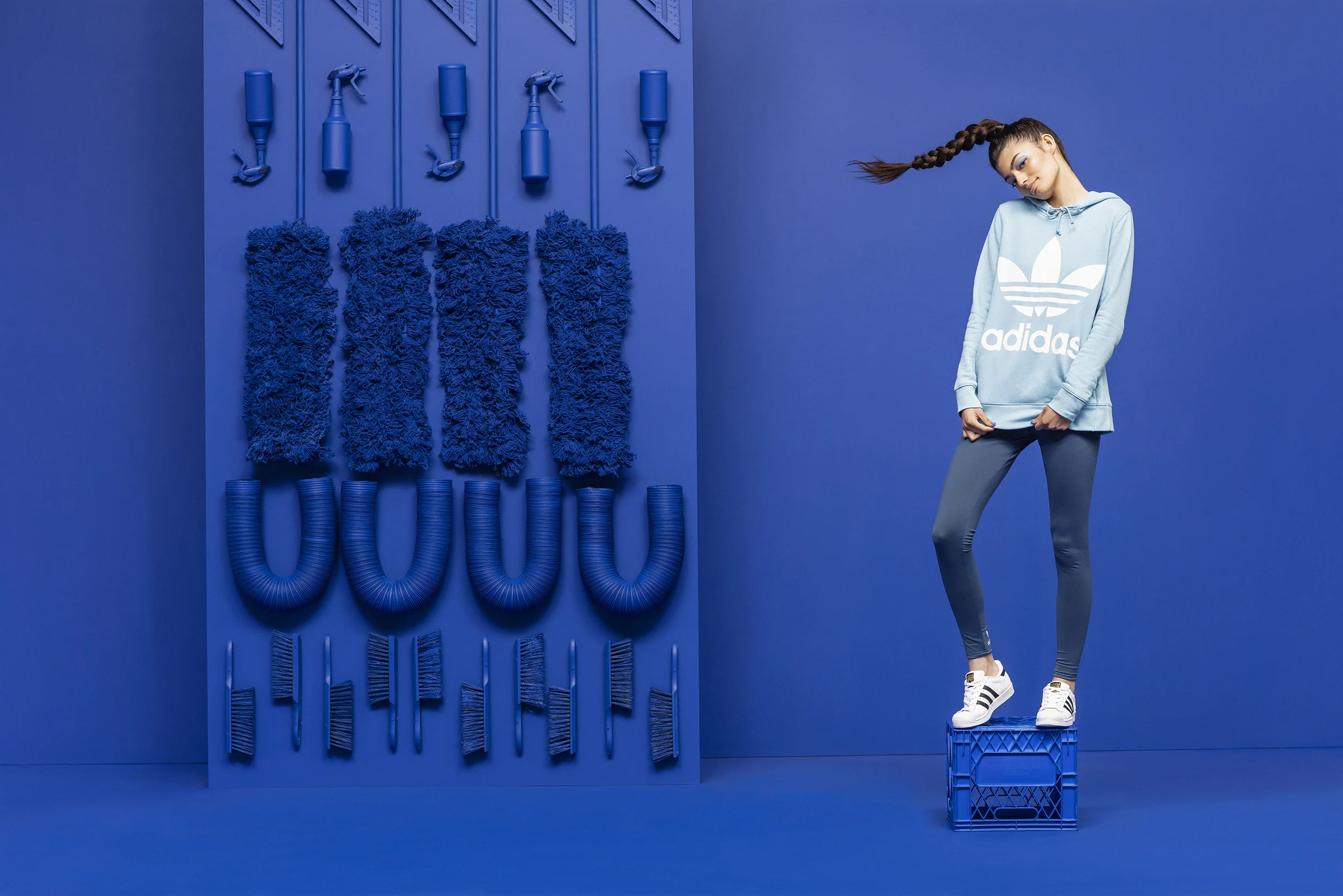 FW18_ADICOLOR_DTC_FEMALE_BLUE_1_4294_2500.jpg