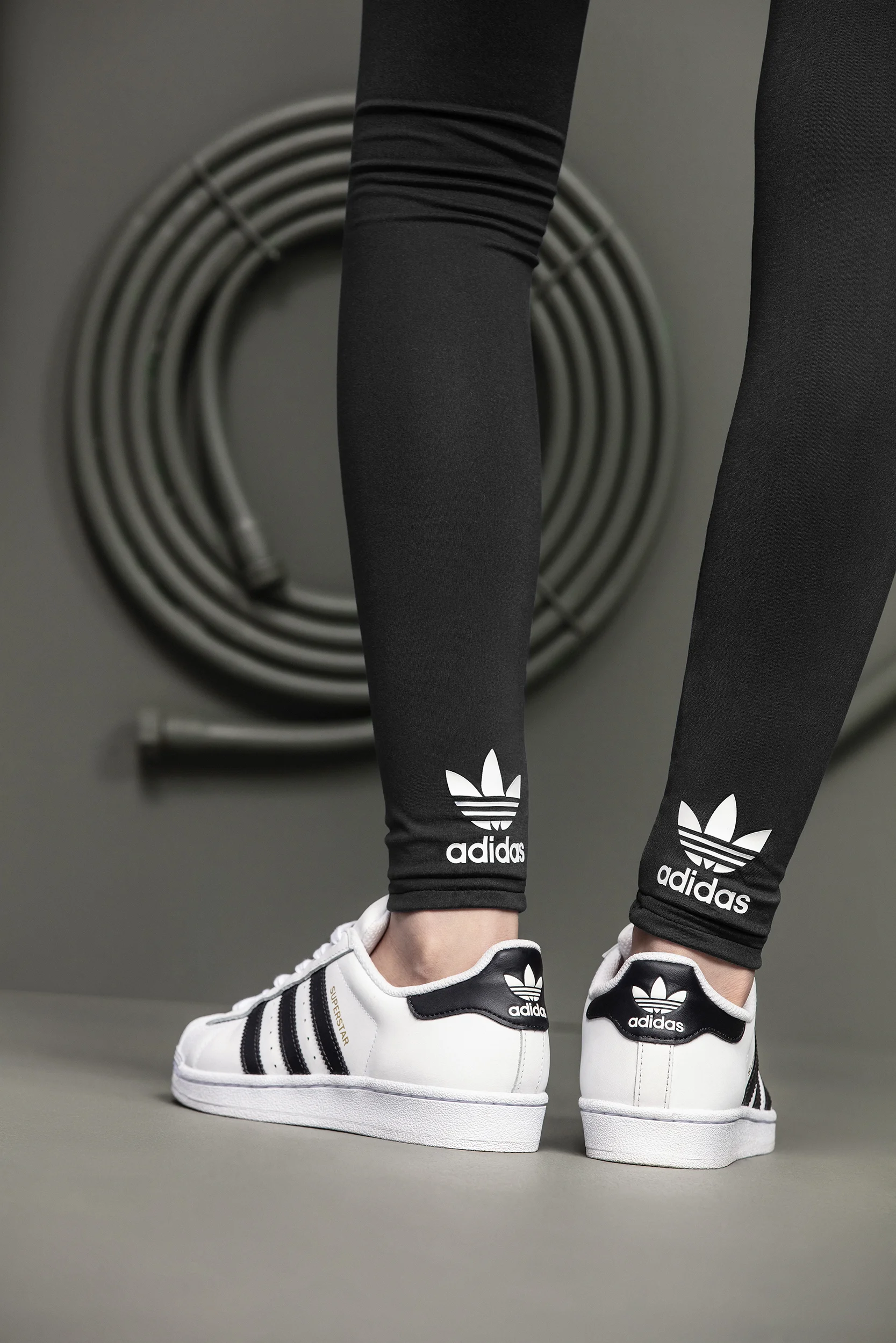FW18_ADICOLOR_DTC_FEMALE_GREEN_1_5977_2500.jpg