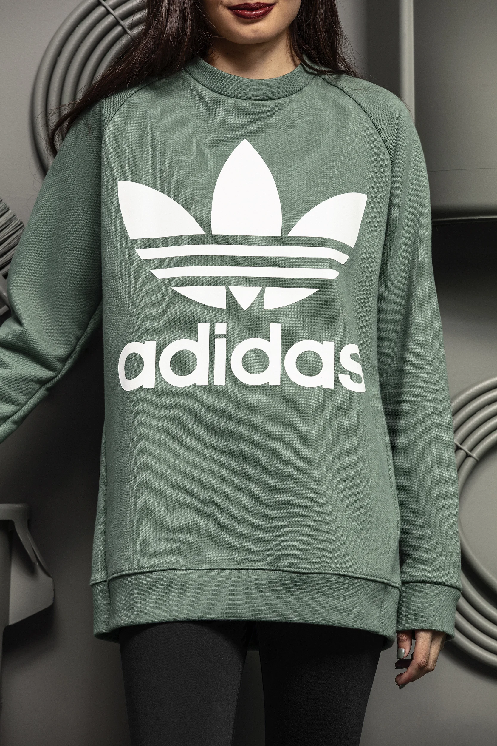 FW18_ADICOLOR_DTC_FEMALE_GREEN_1_5942_2500.jpg