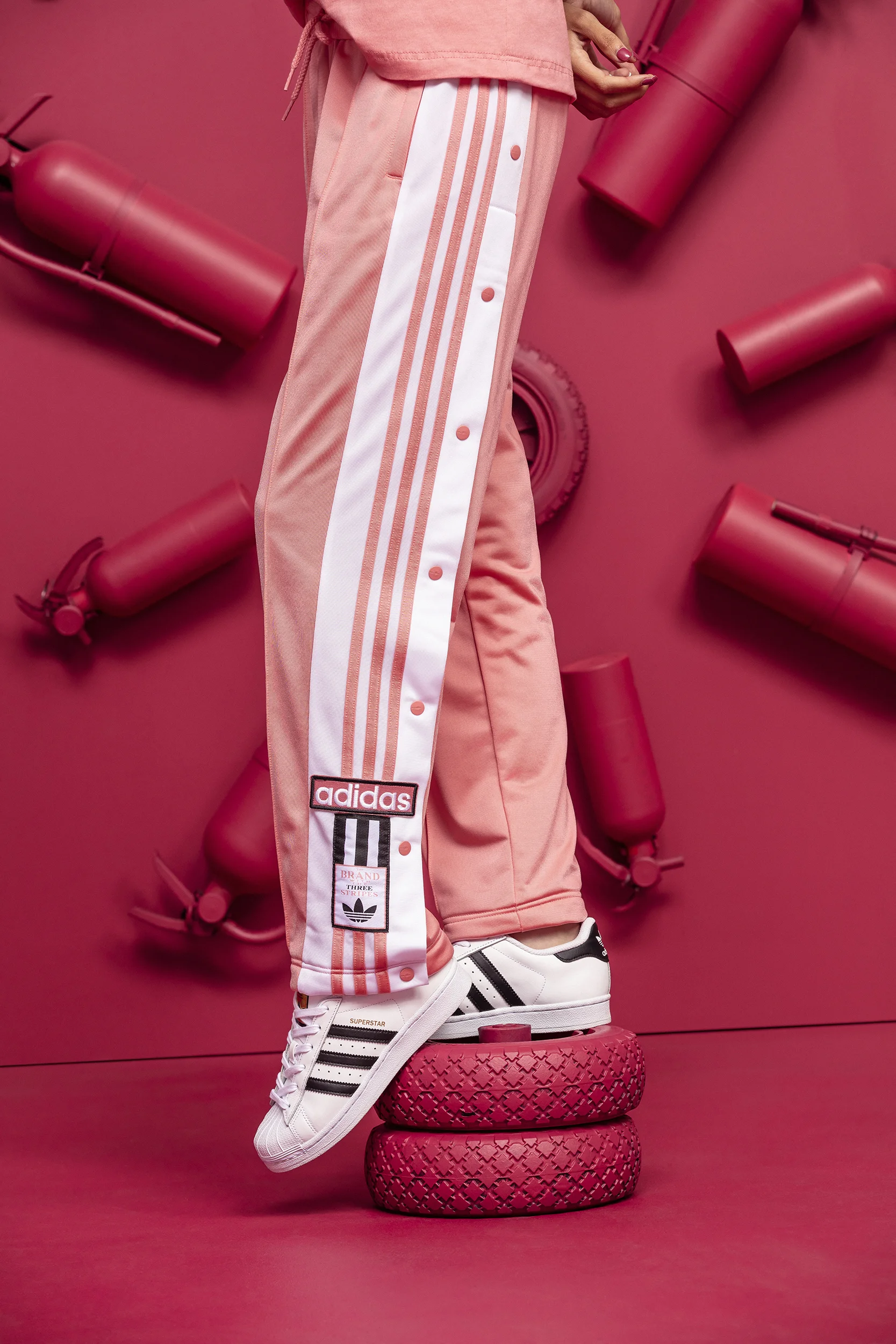 FW18_ADICOLOR_DTC_FEMALE_RED_1_5581_2500.jpg