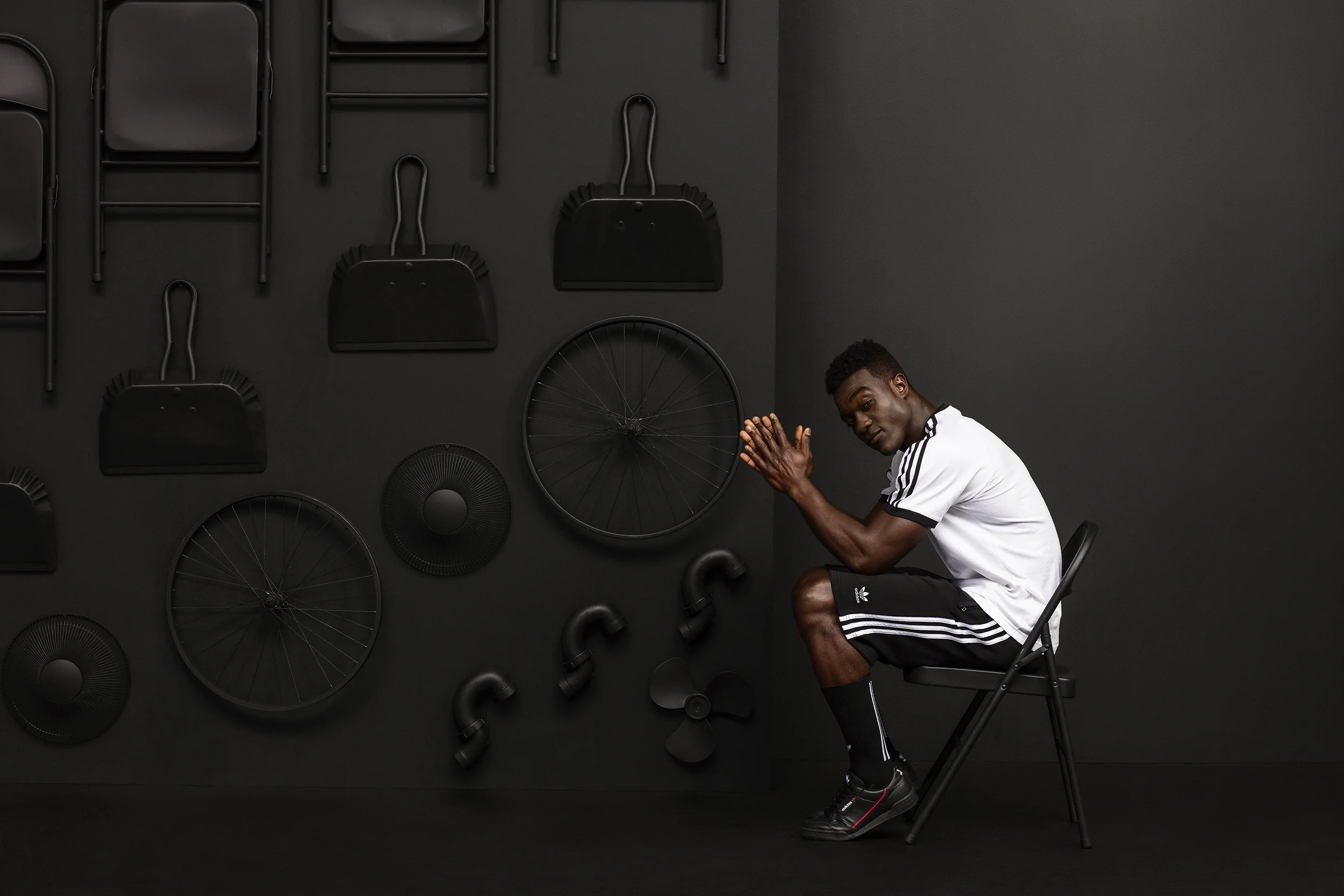 FW18_ADICOLOR_DTC_MALE_BLACK_2_2499_2500.jpg