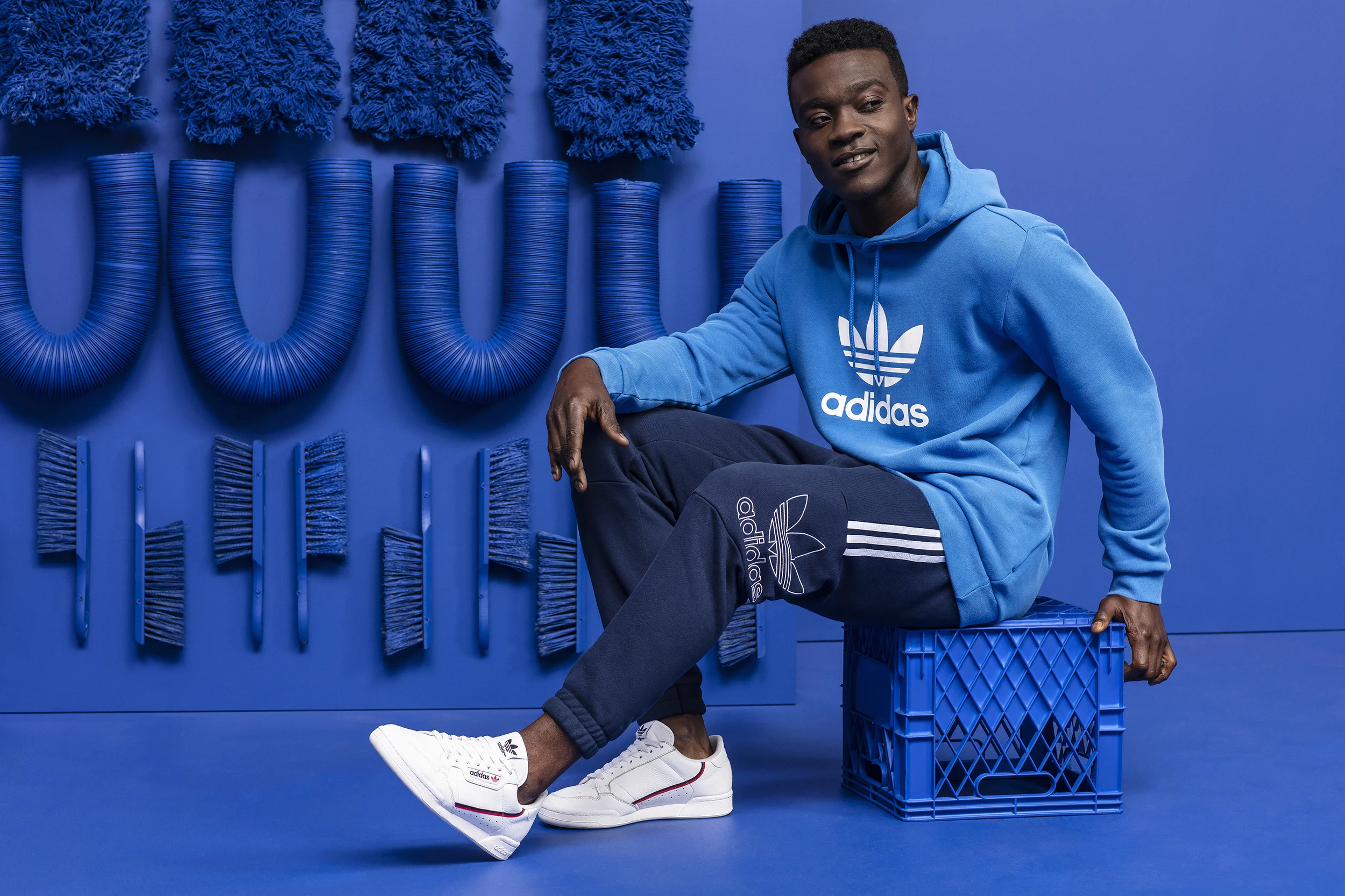 FW18_ADICOLOR_DTC_MALE_BLUE_1_3430_2500.jpg