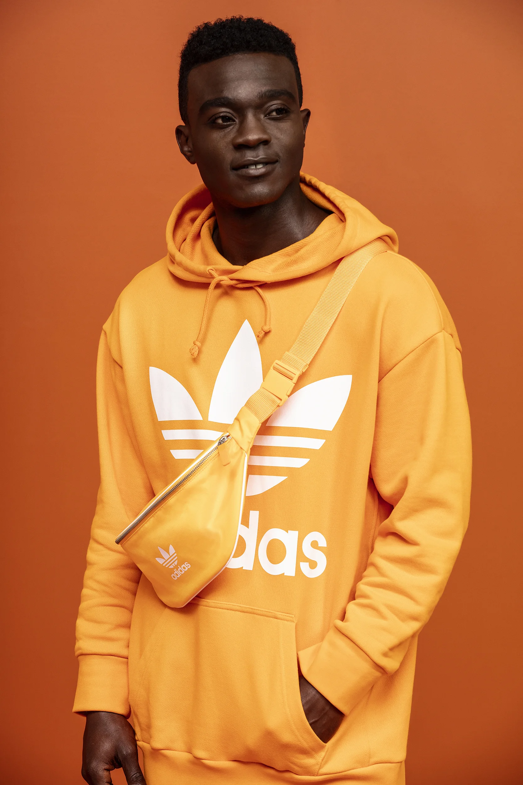 FW18_ADICOLOR_DTC_MALE_ORANGE_1_4547_2500.jpg