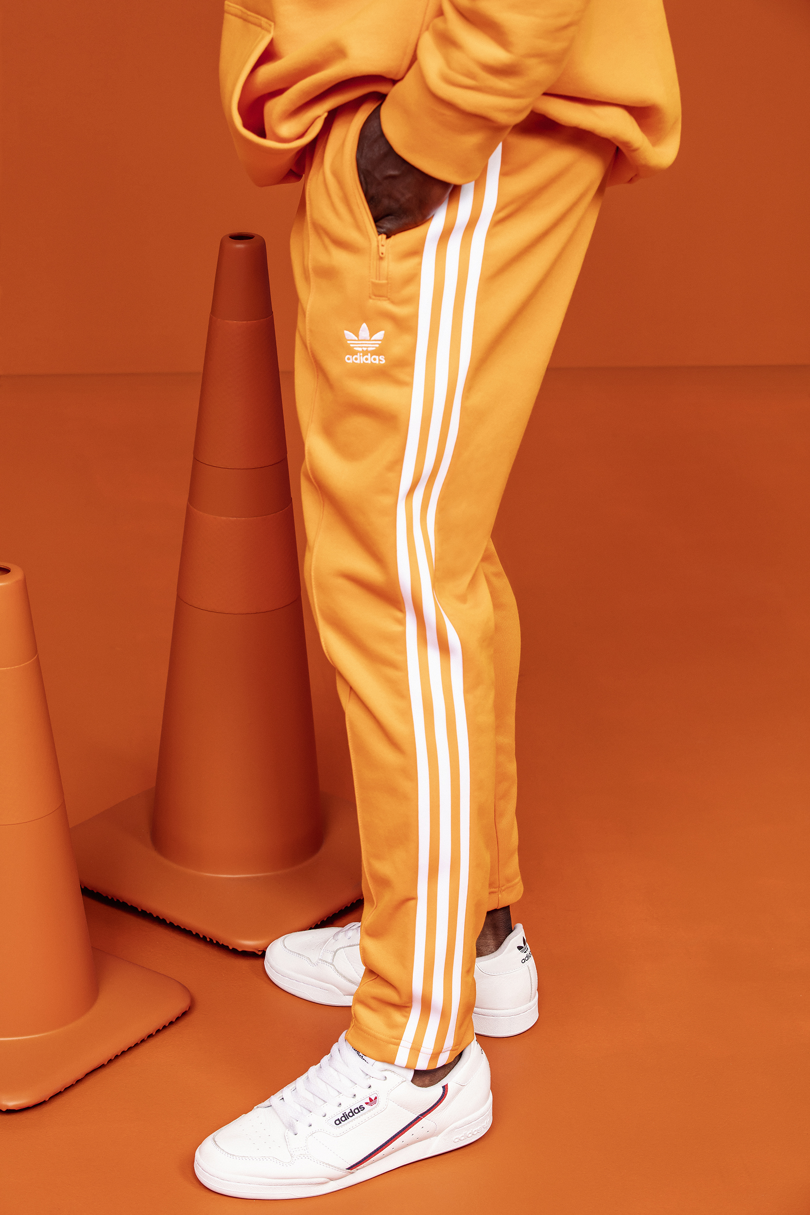 FW18_ADICOLOR_DTC_MALE_ORANGE_1_4607_2500.jpg