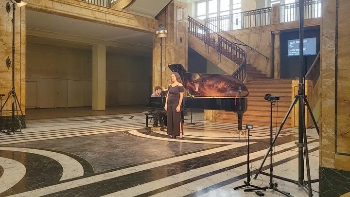 Kaufhaus G&ouml;rlitz is not only an awesome space to sing in, but also an awesome film location (this is the *actual* Grand Budapest Hotel used by Wes Anderson). We loved performing here ! Thank you to @ars_augusta for having us @dritterliedwettbewe