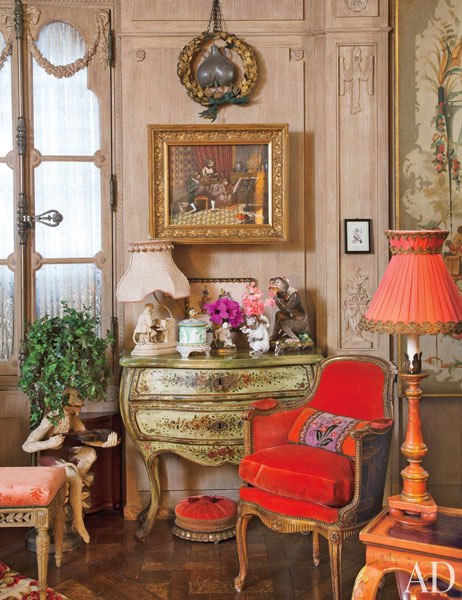 item2.rendition.slideshowWideVertical.iris-apfel-apartment-03-living-room.jpeg