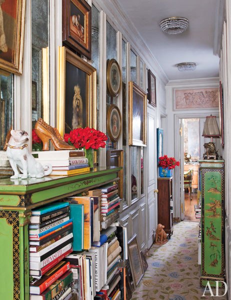 item9.rendition.slideshowWideVertical.iris-apfel-apartment-10-hallway.jpeg