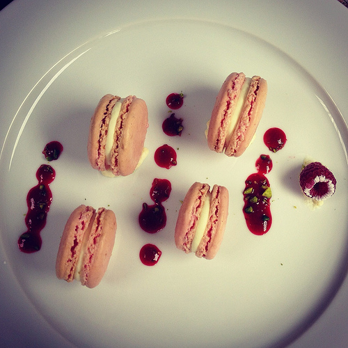 Macaron Anis-Framboise / Raspberry-filled Macaroons with Anise-flavored Pastry Cream