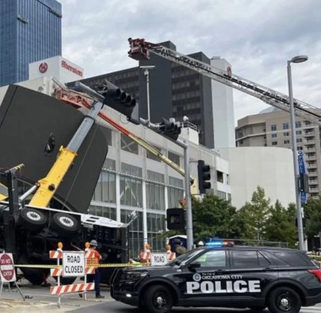 60 Ton Crane Crashes into TV Station's New Building 