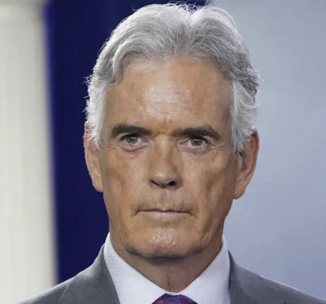 Fox anchor Cowers to Trump White House 