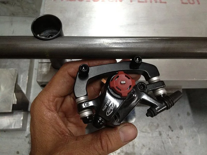 2012-07-23 09 brake caliper will fit something like this.jpg