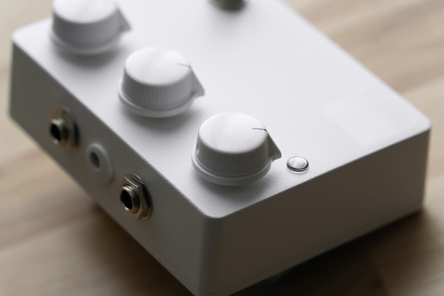 Whiteout Top Jack KV2 with white Davies-style knobs, white DC jack, and a red fresnel lens LED⚡️In stock now at http://arc-effects.com/in-stock