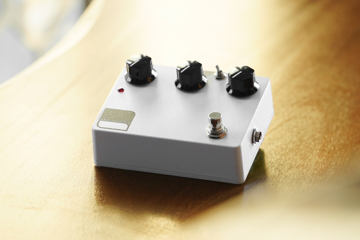 Incredible response to this week&rsquo;s custom builds - thank you so much! Let&rsquo;s go out with a classic, shall we? White KV2 w/ external bass boost toggle⚡️In stock now at http://arc-effects.com/in-stock