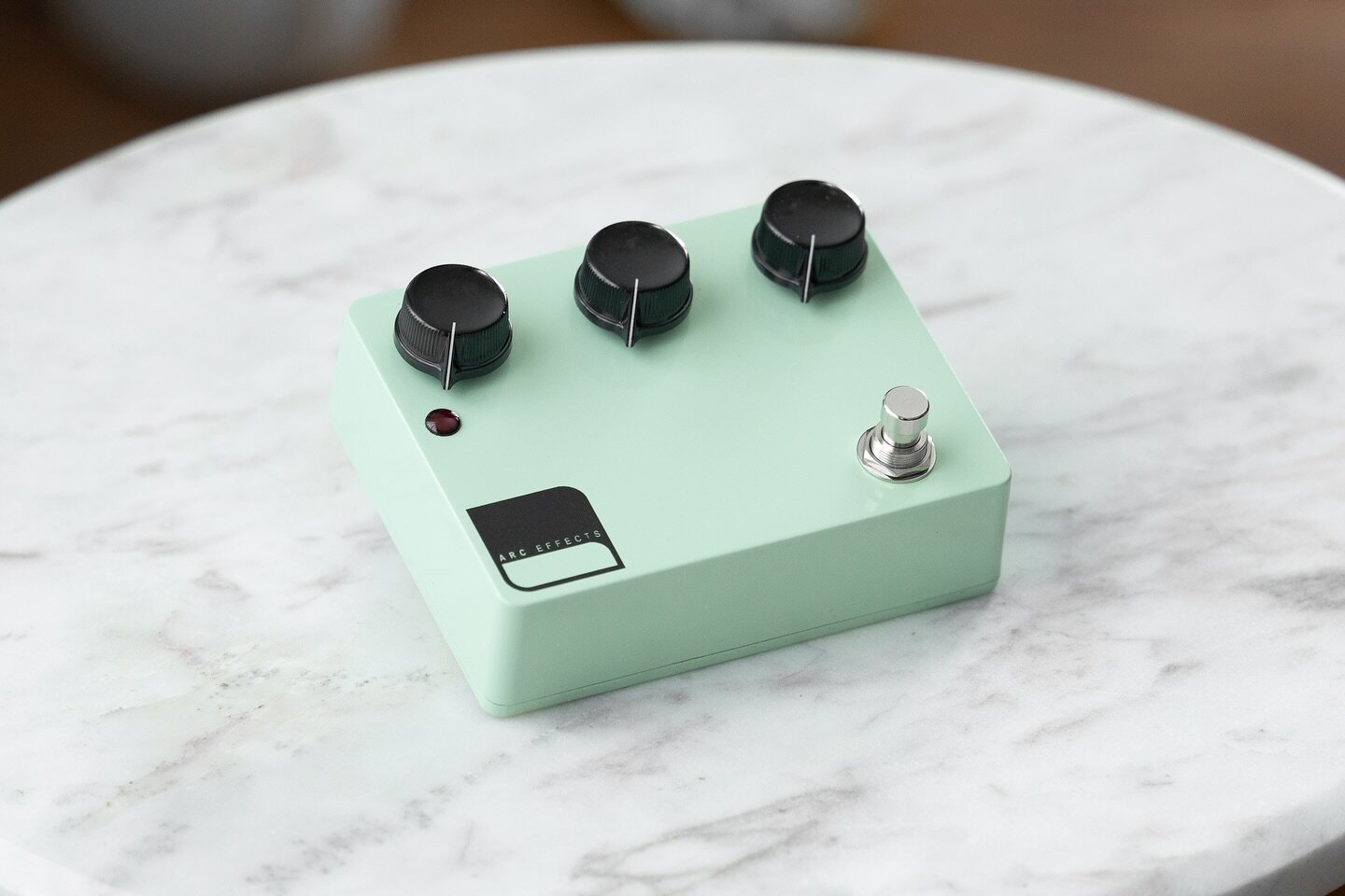 🌊 #SurfsUp #JustKiddingItsSnowing 

Seafoam Green KV2 w/ top jacks + black Dakaware knobs + red fresnel lens LED⚡️In stock now at http://arc-effects.com/in-stock