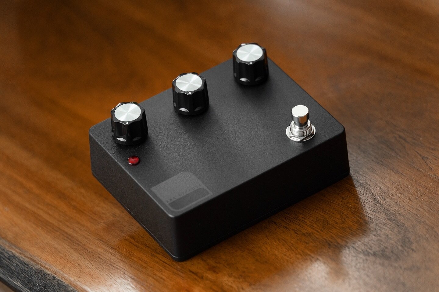 🌑 #Blackout

Blackout KV2 w/ top jacks + synth knobs + red fresnel lens LED⚡️In stock now at http://arc-effects.com/in-stock