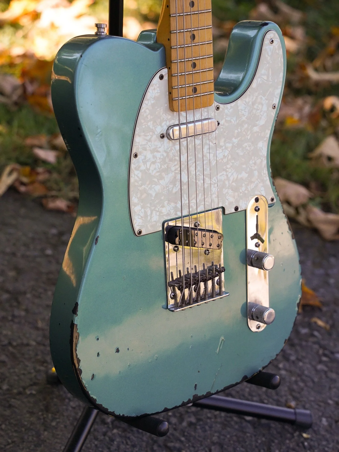 New (project) guitar day! Maybe you guys can help me identify this one&hellip; 

Neck is a 50th anniversary MIM but the body is somewhat of an unknown - possibly mid 90s MIK Squier? It&rsquo;s a top loader configuration and I&rsquo;m unsure if the fi