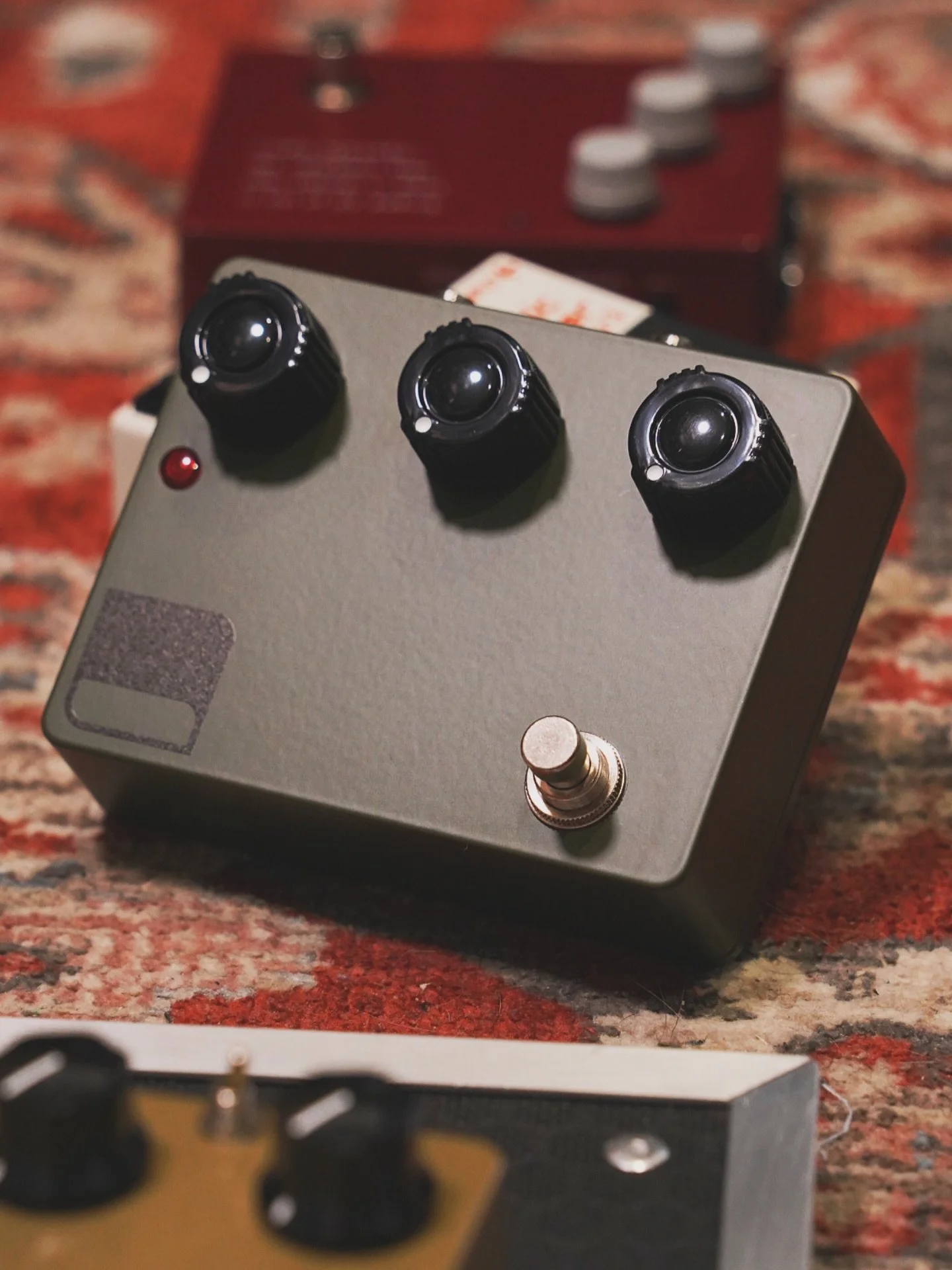 🫡 @krismarge 

Specs:
-Custom Shop Military Green KV2
-D9E Germanium Diodes
-Top Jacks
-Red Fresnel Lens LED
-Sov-Style Knobs