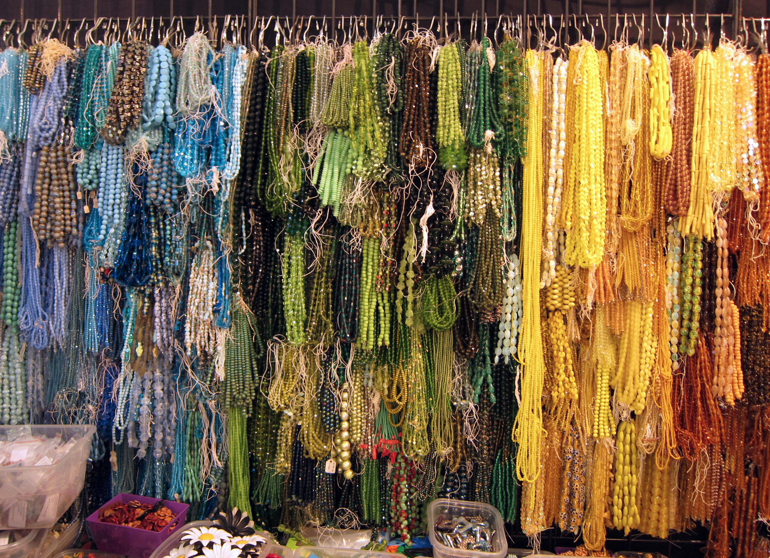  ​Blue beads, green beads, yellow beads... 