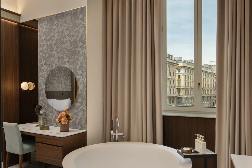 palazzo-cordusio-melia-bathroom-bathtub-view.jpg