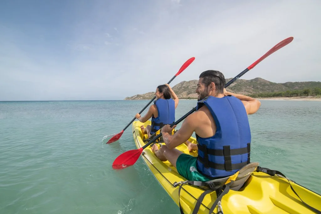 pareja en Kayak en Punta Arena republica dominicana por el fotografo de hoteles thiago da cunha.jpg