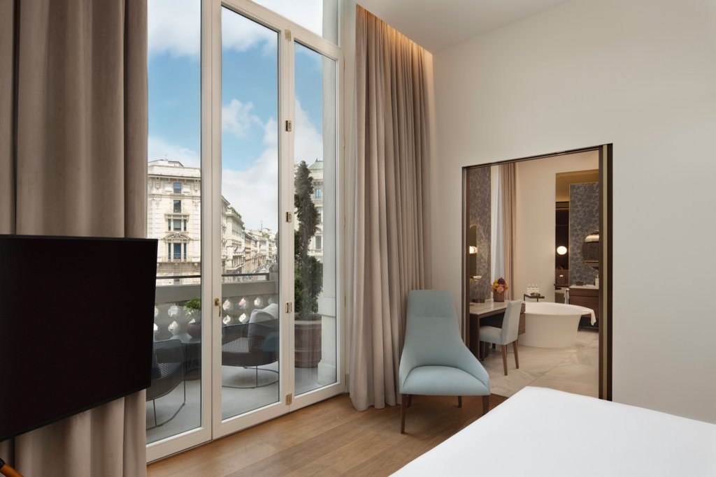 Quarto premium com varanda e vista urbana.jpg